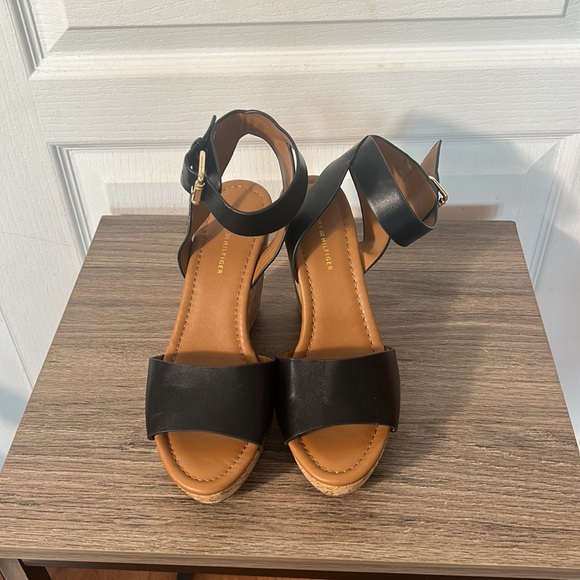 TOMMY HILFIGER BLACK LEATHER WEDGES SANDALS WITH ANKLE STRAPS IN SIZE 7.5 M - Picture 2 of 10